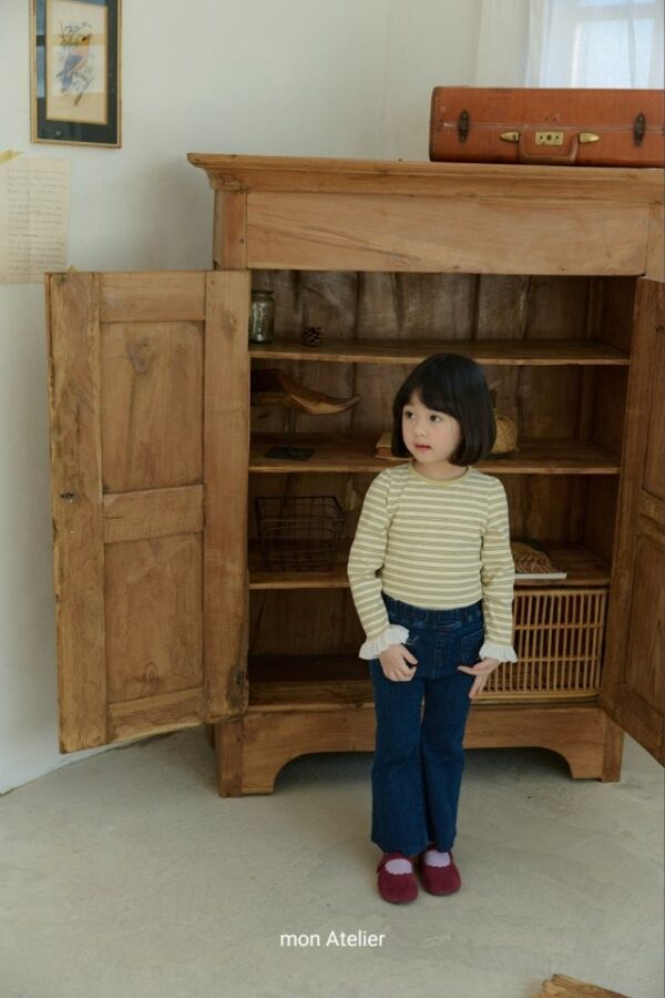 47E38C9C-7126-41C5-A32A-700EC3BB0546 〖預購〗蜜糖線條古典上衣