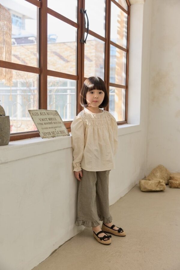 4A20EE62-B040-42C9-AF11-2A49A66B8CEB 〖預購〗線條律動荷葉邊飾條紋長褲