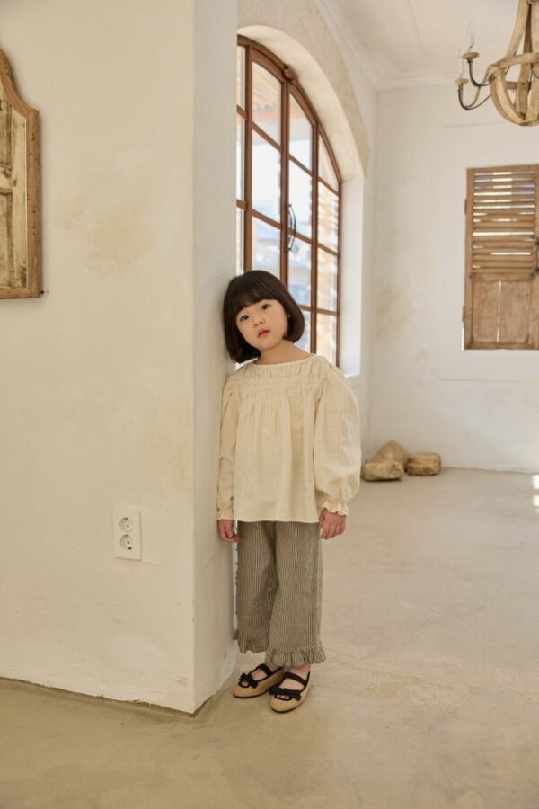 517D8461-0F39-4A59-BAB9-9246AAA94289 〖預購〗線條律動荷葉邊飾條紋長褲