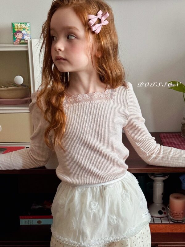 5D1DD5C2-B2AD-49E1-97C9-3BEA638C5031_1_105_c 〖預購〗Blanc 柔霧感蕾絲飾邊上衣