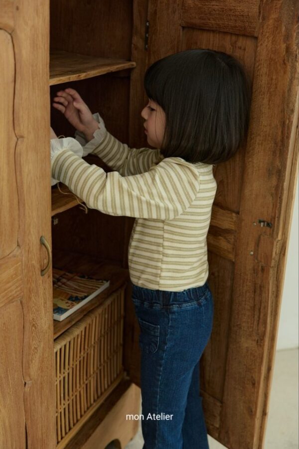 68CD1A03-F478-4E77-9D2A-DDBA32E4B69D 〖預購〗蜜糖線條古典上衣