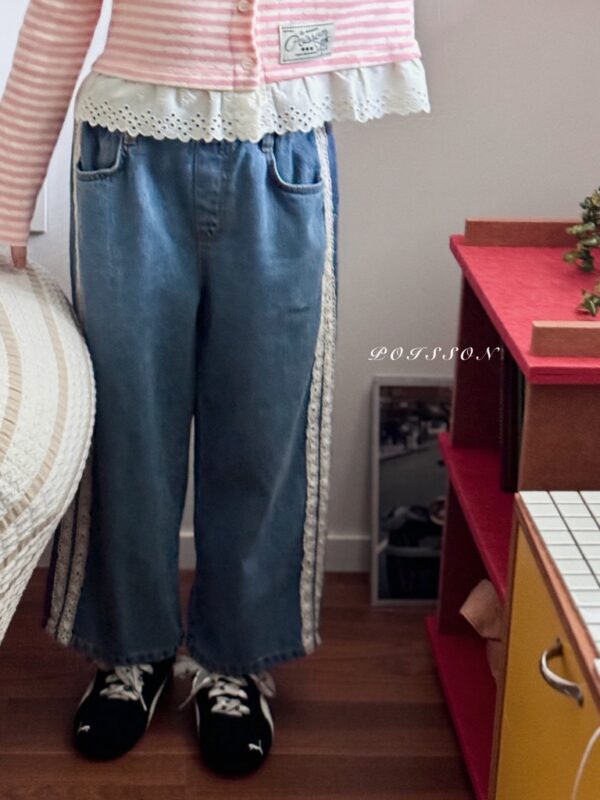 7363B036-7E16-47F4-BFF2-56AEEBCB1DE1_1_105_c 〖預購〗側邊蕾絲拼接質感休閒長褲