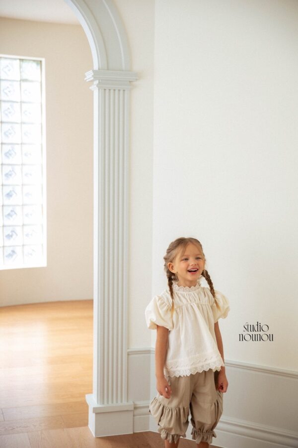 7877F4C1-3334-42C1-A024-3492D9E0583D_1_105_c 〖預購〗蕾絲微顫花邊上衣