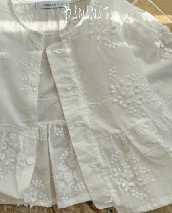 78F8E809-C38A-4ABA-AE60-2EE1B403B074 〖預購〗暖感花瓣領蕾絲刺繡襯衫