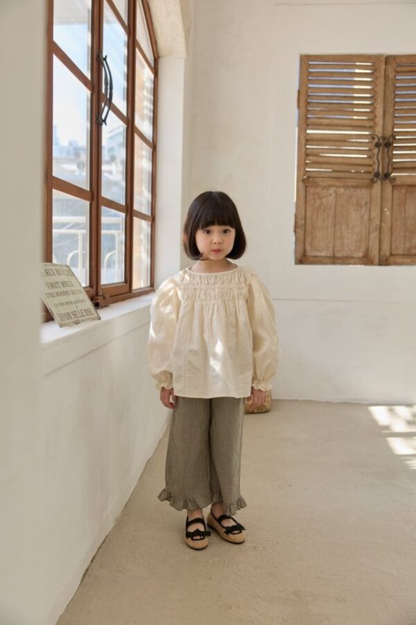 7AD672B6-DB3A-4971-918F-D35D317AD7DB 〖預購〗線條律動荷葉邊飾條紋長褲