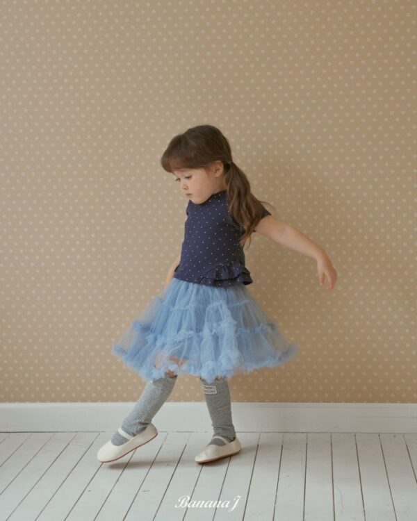 7D1A5A26-D88A-42B6-9E59-F4283D1E47E2 〖預購〗Love Me 點點荷葉下擺上衣