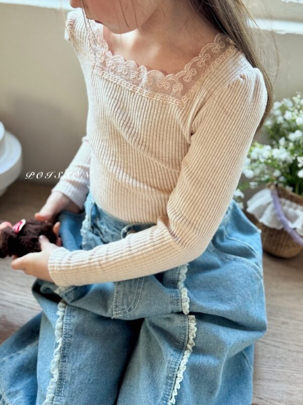 8645C309-F394-4E52-B042-35B23F174A34_1_105_c 〖預購〗Blanc 柔霧感蕾絲飾邊上衣