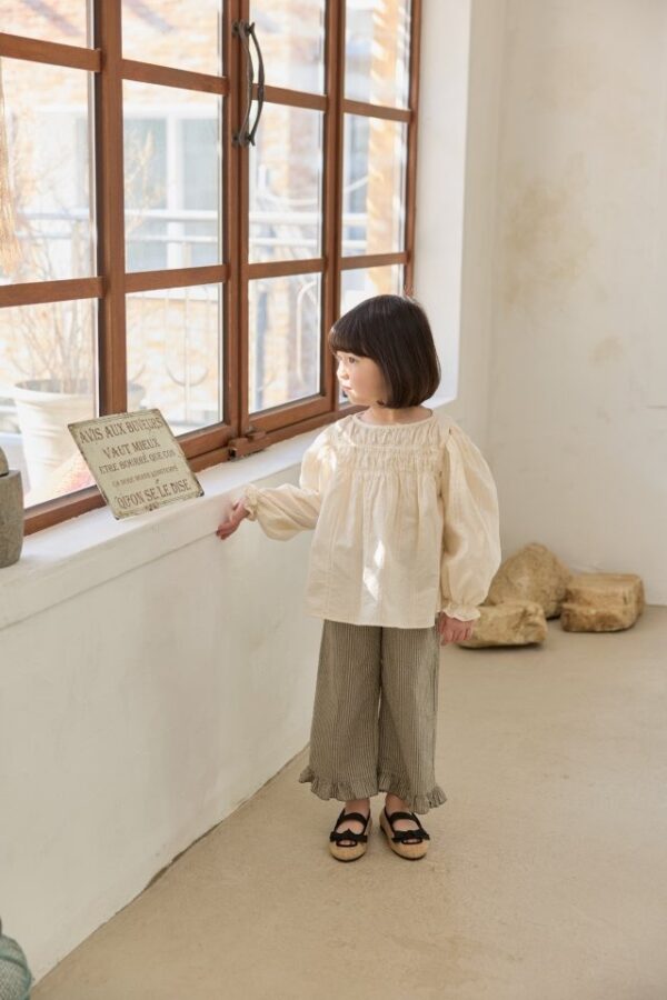 875EA54D-FCE9-4DA4-8D77-D6A6DC9A2F76 〖預購〗線條律動荷葉邊飾條紋長褲