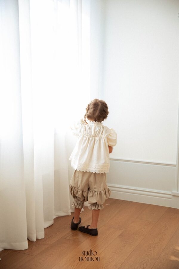 87C9E87E-1FBD-4C1B-8FD4-A42CF09DC3B9_1_105_c 〖預購〗蕾絲微顫花邊上衣