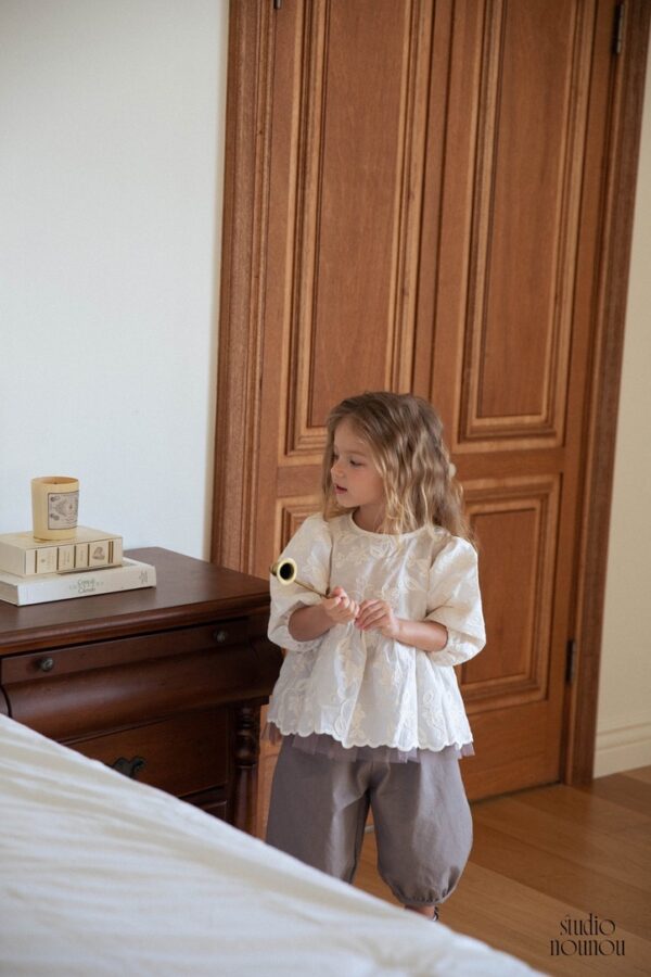 920FBF9B-F53F-4D6A-AE88-2F2C1E66A959_1_105_c 〖預購〗繁花序曲工藝刺繡上衣