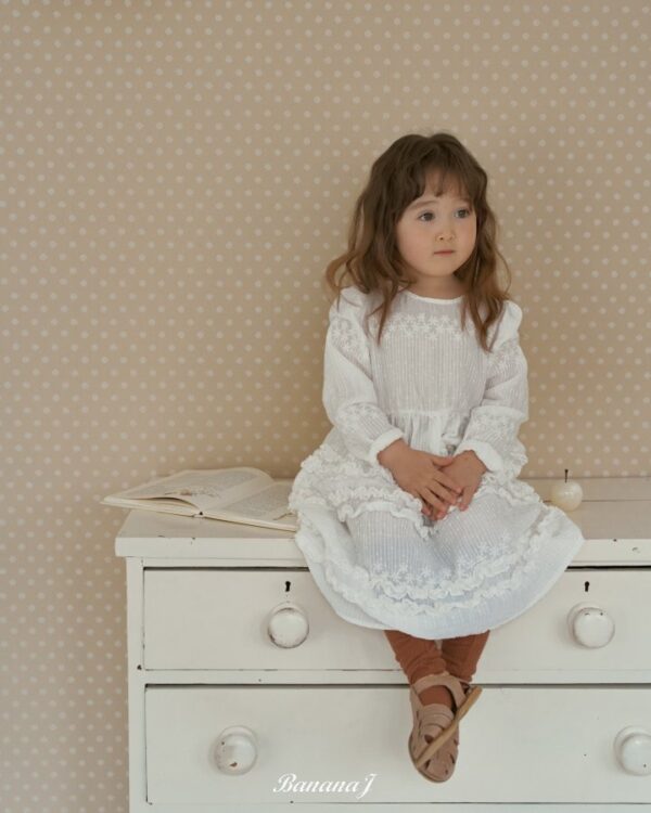 94F5E1D0-75C3-4968-8939-95D2F4F74A16 〖預購〗Blanc 純淨感蕾絲刺繡連身洋裝