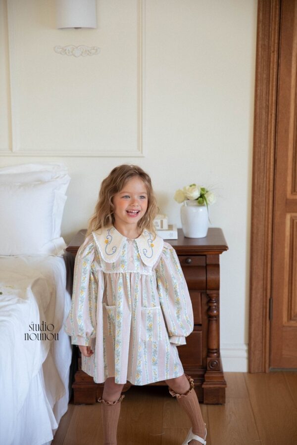 95EF80DD-7506-47A4-A6B9-0A456D2CE5DC_1_105_c 〖預購〗花徑信箋領片洋裝