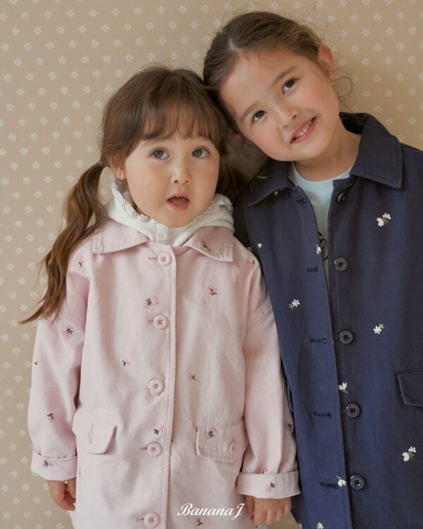 978005CB-C52C-4753-A517-87D84E2BC9DF 〖預購〗小精靈繁花刺繡舒柔夾克