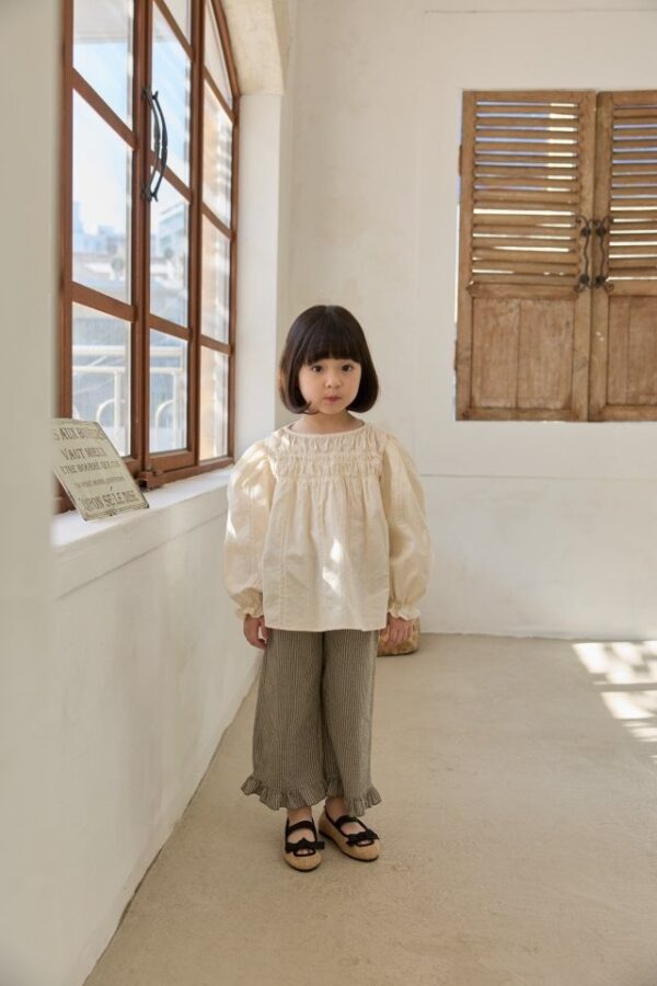 98BF12D2-C5A8-4132-89E5-64A74D7BBB78 〖預購〗線條律動荷葉邊飾條紋長褲