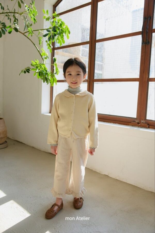 99EA91A1-FDAB-4A6D-9C7E-F04CF6576147 〖預購〗線條律動荷葉邊飾條紋長褲