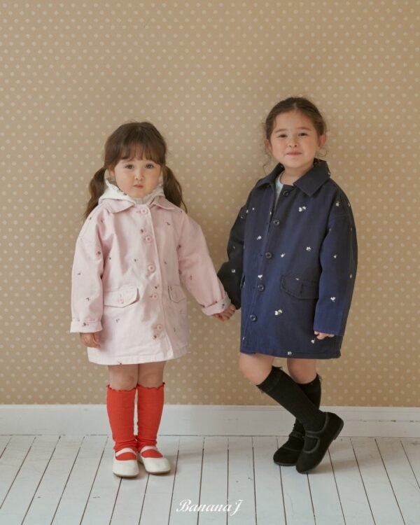 9A57B6DD-9F58-4FC7-8B3E-96F7D01888FD 〖預購〗小精靈繁花刺繡舒柔夾克