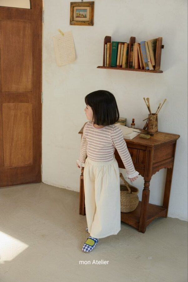 9E94798E-D7C9-437C-9AB2-FA17592FD877 〖預購〗蜜糖線條古典上衣