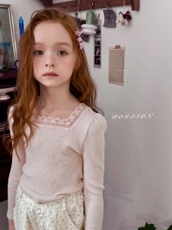 9E9BD124-C00B-46B7-A7D3-E8B78D6A0639_1_105_c 〖預購〗Blanc 柔霧感蕾絲飾邊上衣