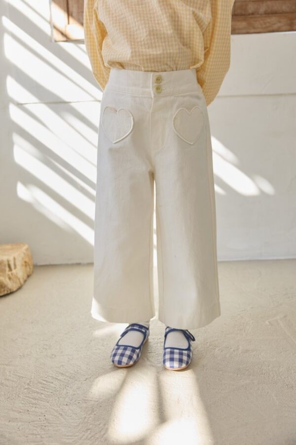A080EBAA-E0F1-42CD-B41B-9BE84D0AC56F 〖預購〗愛心印記立體剪裁休閒長褲