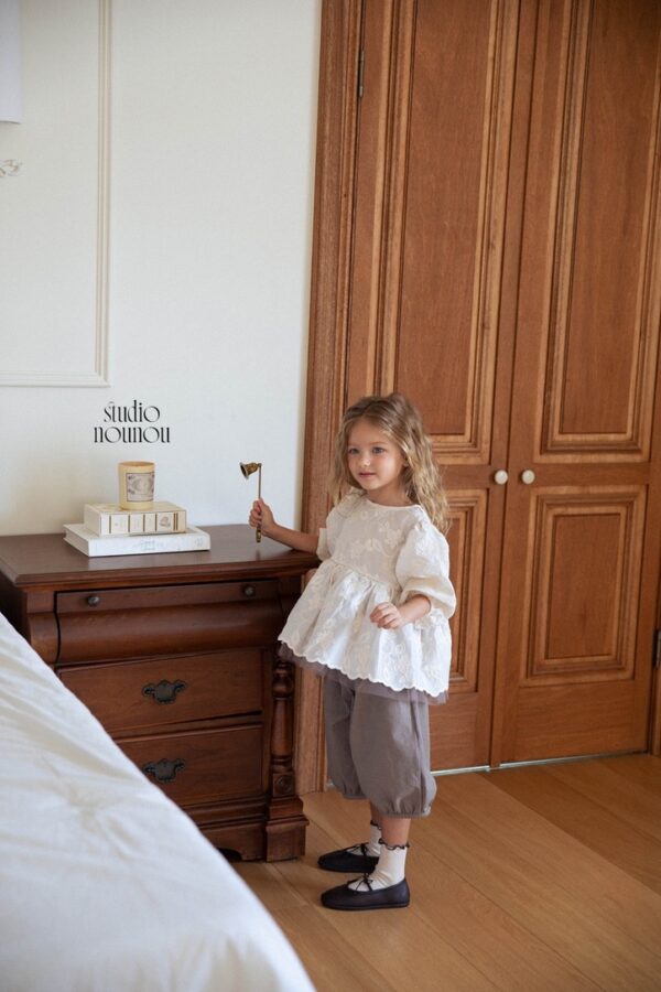 A57E2AA1-7EA0-4250-BA10-39F0CB9D27EF_1_105_c 〖預購〗繁花序曲工藝刺繡上衣