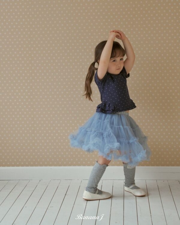 AA3D9D1D-4667-44EC-9E84-1DCDEBF637AD 〖預購〗Love Me 點點荷葉下擺上衣