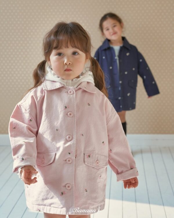 AC982FA3-6CEF-4A9D-BE30-9B57665C48F7 〖預購〗小精靈繁花刺繡舒柔夾克