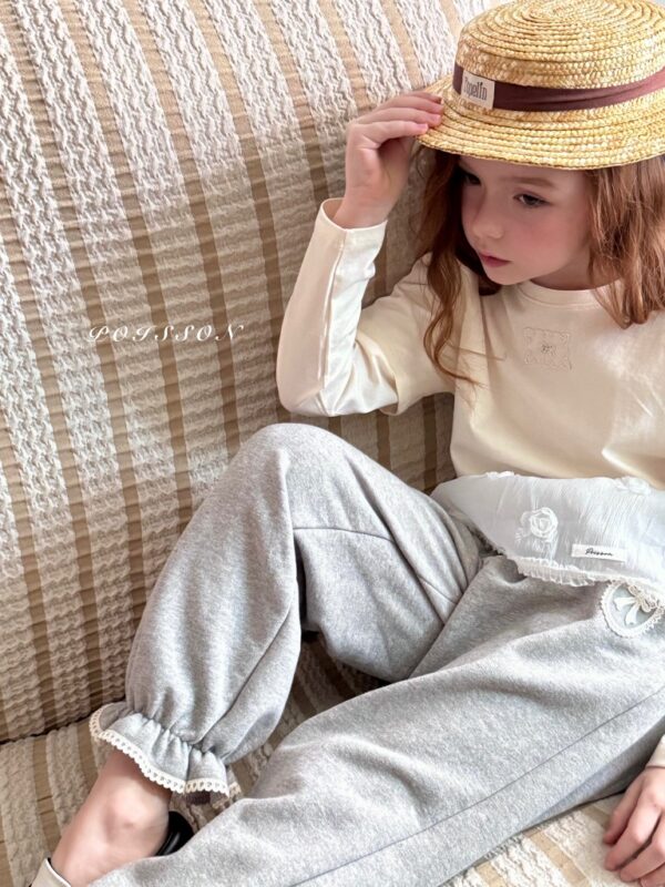 ACA57147-215B-4C67-879E-CFA2CCBC79F7_1_105_c 〖預購〗日常感荷葉邊飾舒柔縮口褲