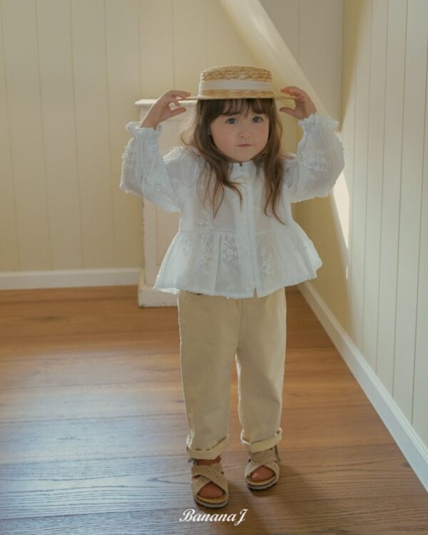 B1771B60-9351-481B-880C-EAA522B269D5 〖預購〗暖感花瓣領蕾絲刺繡襯衫