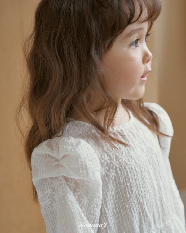 B337A3D4-C3FC-441C-A610-5AECBD3B4121 〖預購〗Blanc 純淨感蕾絲刺繡連身洋裝