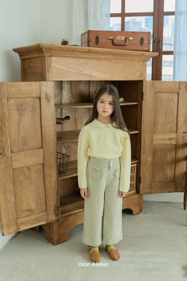 B7ED72EB-9A3A-4C77-A34E-5E78F679FAD9 〖預購〗愛心印記立體剪裁休閒長褲