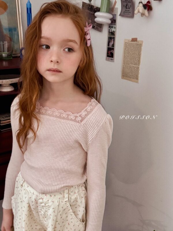 B910F889-A265-4E43-BC6B-723814428846_1_105_c 〖預購〗Blanc 柔霧感蕾絲飾邊上衣