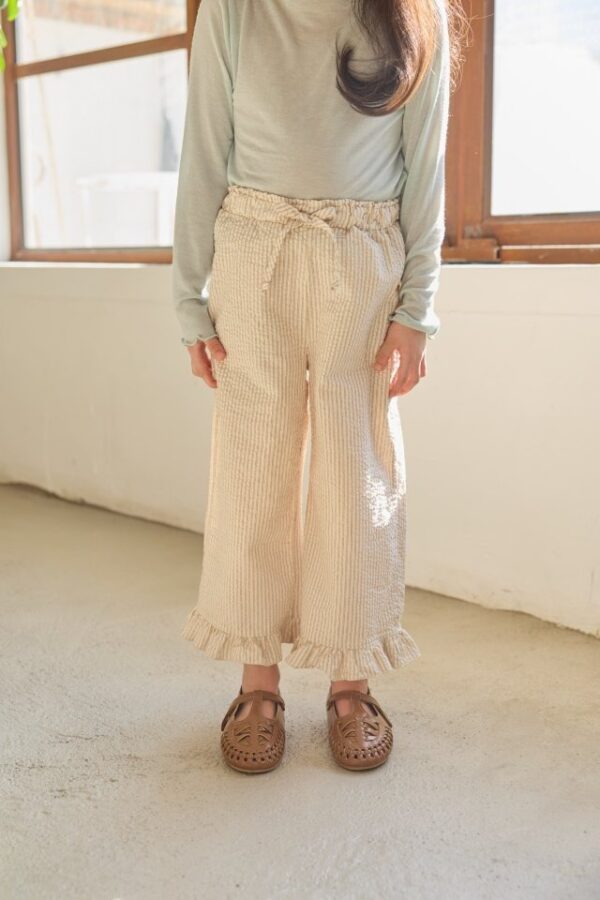 BB2543E5-5EDF-455C-A8B3-4108251FA7B8 〖預購〗線條律動荷葉邊飾條紋長褲