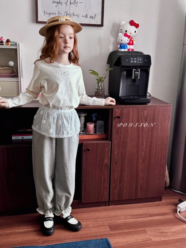 BE937F3E-2650-4FB1-AFE2-DBF8D76C4FCD_1_105_c 〖預購〗日常感荷葉邊飾舒柔縮口褲