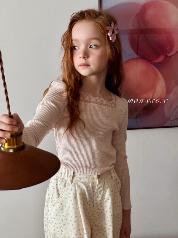 C31F5018-48E5-4F65-B288-2B52BDB9CB96_1_105_c 〖預購〗Blanc 柔霧感蕾絲飾邊上衣