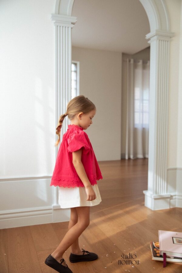 C37111EF-81AE-429C-A784-9911710057E3_1_105_c 〖預購〗蕾絲微顫花邊上衣