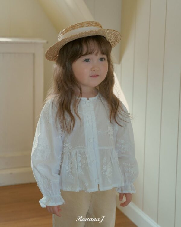 C4AAB4CC-6FA0-4EEE-86D8-B32E005D53EF 〖預購〗暖感花瓣領蕾絲刺繡襯衫