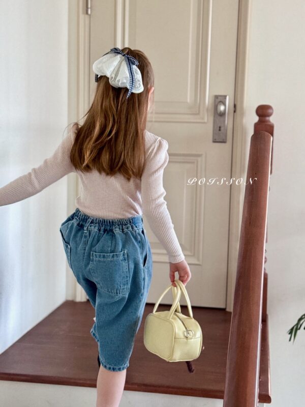 C66ABD92-CEFC-42F0-9738-43C2B32CAE47_1_105_c 〖預購〗立體側線剪裁率性寬腿牛仔褲