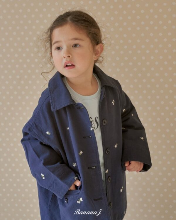 C72FC7A2-21BB-4F35-9107-BF136ED17FFC 〖預購〗小精靈繁花刺繡舒柔夾克