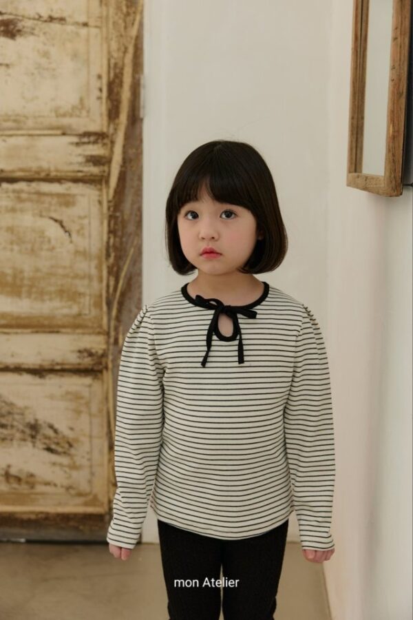 CB0C6F06-FA6D-4B7D-8C5D-3C5303344C96 〖預購〗繫情蝴蝶結飾條紋質感上衣