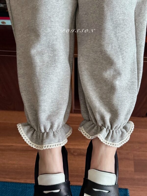 CC93145A-2050-4F47-A4FE-19A010CB9FE6_1_105_c 〖預購〗日常感荷葉邊飾舒柔縮口褲