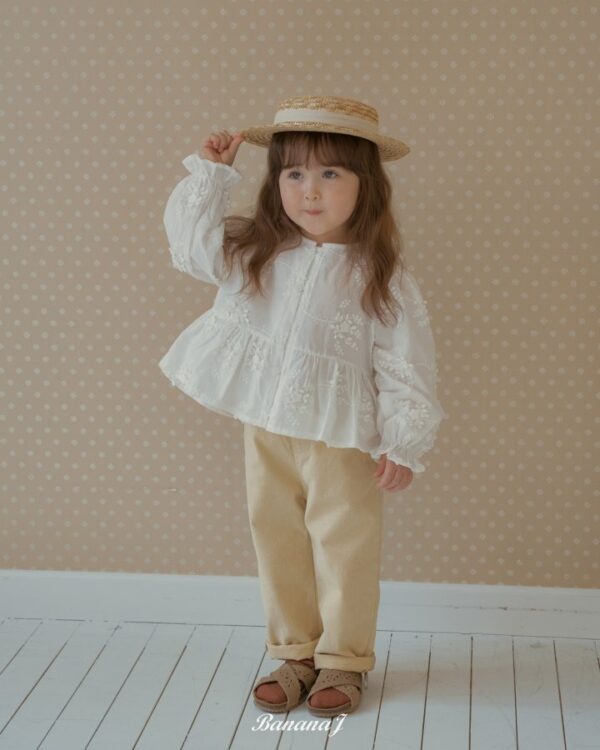 CD09C9F1-8C8E-4B4A-98B4-C2544B9B4FC6 〖預購〗暖感花瓣領蕾絲刺繡襯衫