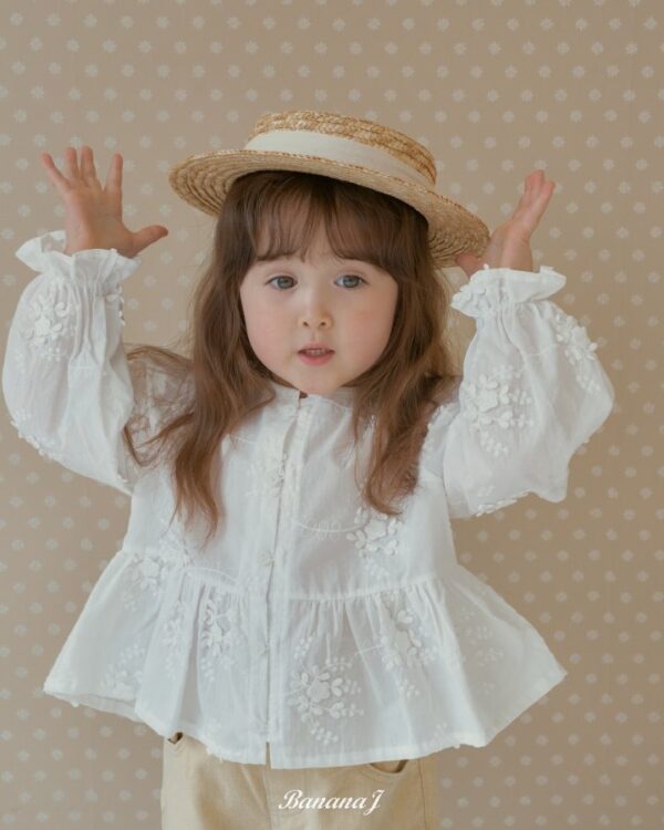 CFDB9A57-B114-4EB2-A805-BA2D13984AA6 〖預購〗暖感花瓣領蕾絲刺繡襯衫