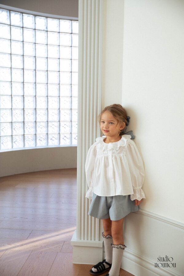 D23E07C7-EAF2-4B86-87EF-05CB18C85436_1_105_c 〖預購〗林間碎步荷葉邊上衣