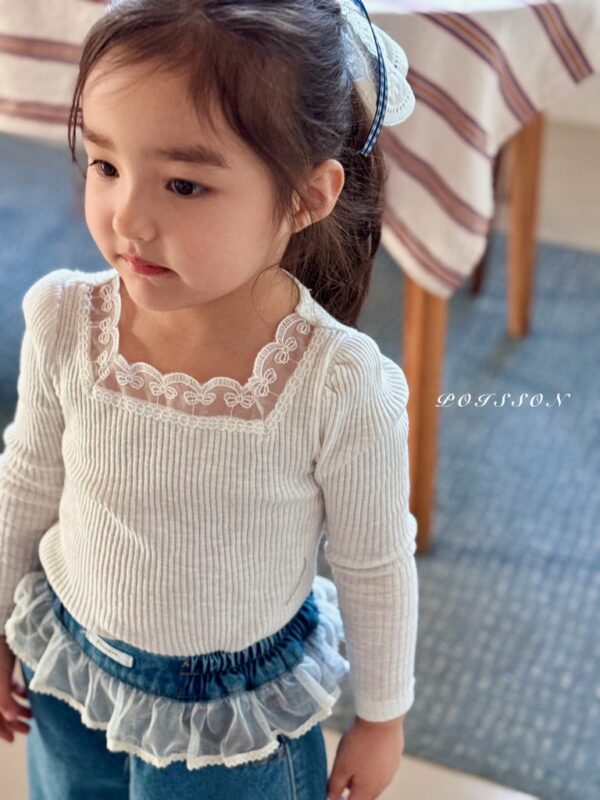 E46CA795-5A05-4F20-9DB4-7C7A8281D83D_1_105_c 〖預購〗Blanc 柔霧感蕾絲飾邊上衣