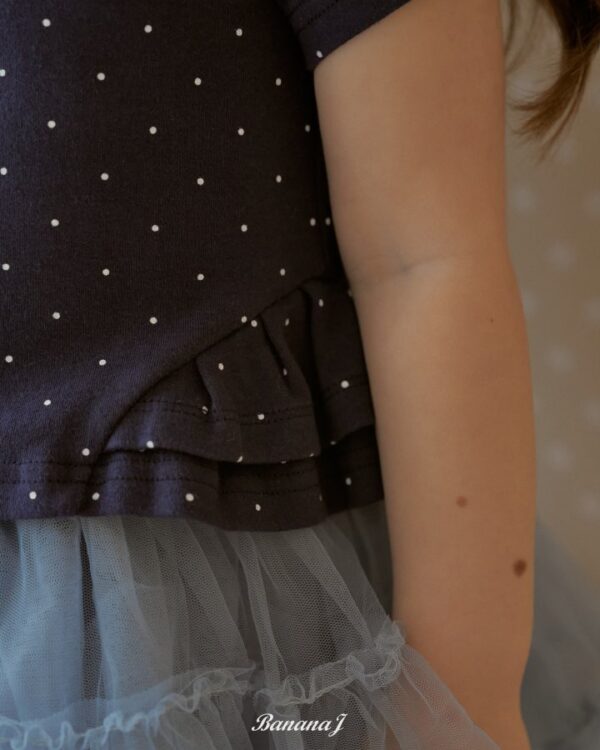 EC8CA0BC-4FA0-46EC-AAF0-0DB086694956 〖預購〗Love Me 點點荷葉下擺上衣