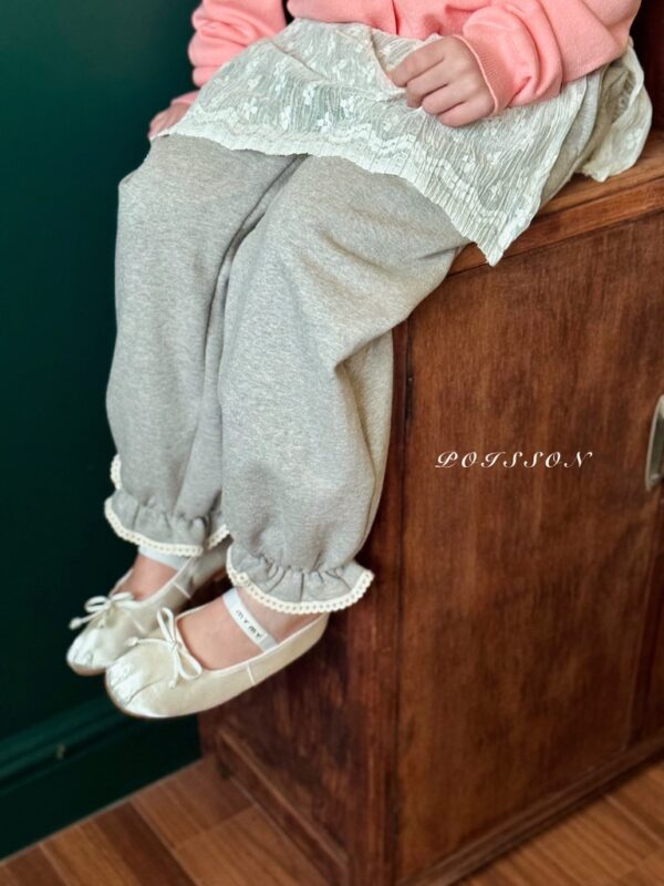 F370780C-B1B6-4804-BC80-7AC15D85C699_1_105_c 〖預購〗日常感荷葉邊飾舒柔縮口褲