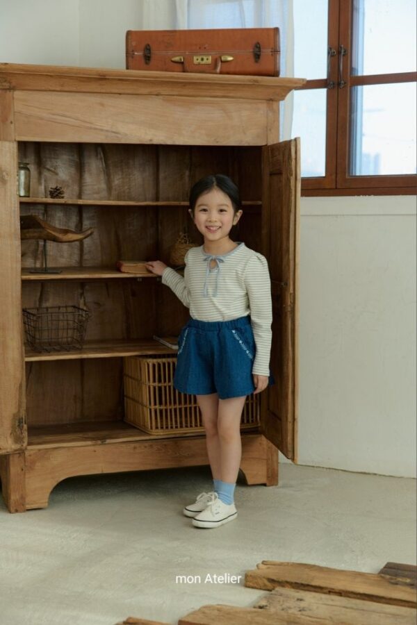 F4A36B60-9693-4A89-96FC-4B4B2F02CADE 〖預購〗繫情蝴蝶結飾條紋質感上衣