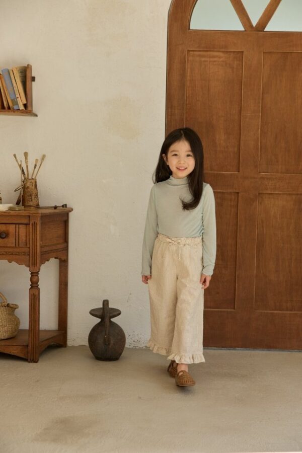 F5BC53EF-3AE1-4DD3-8F14-D9B11998A67B 〖預購〗線條律動荷葉邊飾條紋長褲