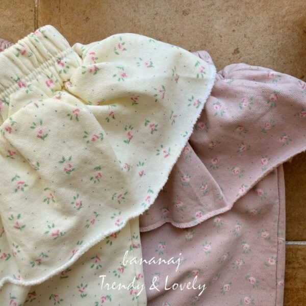 FC09AA25-4975-4F93-9732-34BC3981EB05 〖預購〗Rosy 舒柔花瓣邊鬆緊縮口褲