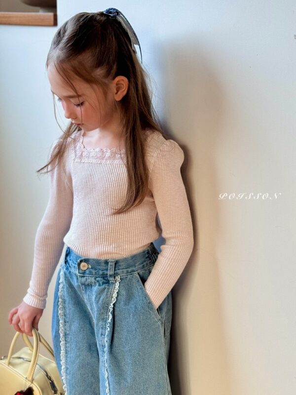 FC42FB5F-C749-4497-809D-302AF6C4EDDE_1_105_c 〖預購〗Blanc 柔霧感蕾絲飾邊上衣